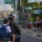 Seorang ayah sedang mengantarkan anaknya ke sekolah. (Foto: Ilustrasi)
