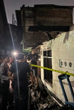 Sinergi TNI-Polri dan Damkar Tangani Kebakaran di Palmerah, Lima Rumah Terdampak
