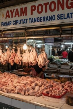 Harga Daging Meroket di Pasar Ciputat, Pedagang Mengeluh Ditinggal Pembeli