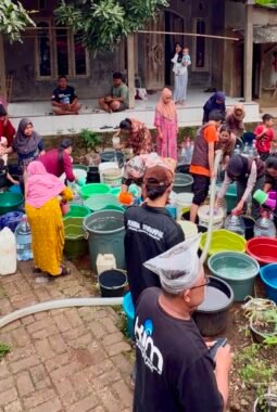 Pemuda Berdampak Wilayah Banten Salurkan Air Bersih Ke Warga Desa Kaduela Pandeglang