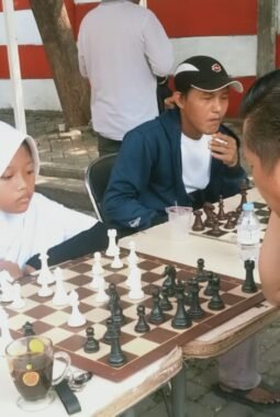 Aiko Bocah 10 Tahun Bernyali Besar Hadapi Lawan Seusia Ayah dan Kakeknya di Turnamen Catur Cipondoh Makmur