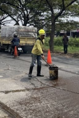 Gencarkan Perbaikan, Pemkot Tangerang Lakukan Penambalan Jalan Raya Cadas Periuk