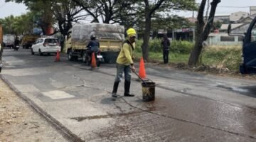Gencarkan Perbaikan, Pemkot Tangerang Lakukan Penambalan Jalan Raya Cadas Periuk