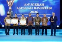 Wali Kota Tangerang saat menerima Anugerah Layanan Investasi 2026. (Foto: Istimewa)