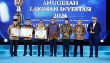 Wali Kota Tangerang saat menerima Anugerah Layanan Investasi 2026. (Foto: Istimewa)