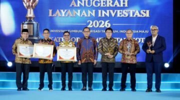 Wali Kota Tangerang saat menerima Anugerah Layanan Investasi 2026. (Foto: Istimewa)