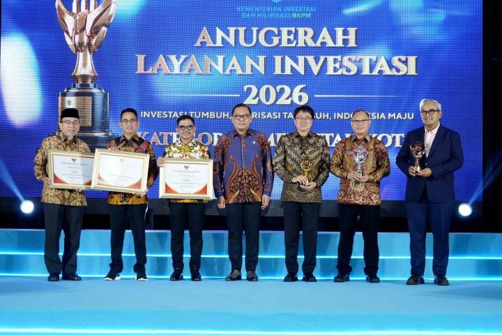Wali Kota Tangerang saat menerima Anugerah Layanan Investasi 2026. (Foto: Istimewa)