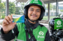 Pengemudi ojek online sedang memperlihatkan kartu BPJS Ketenagakerjaan. (Foto: Ilustrasi)