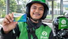 Pengemudi ojek online sedang memperlihatkan kartu BPJS Ketenagakerjaan. (Foto: Ilustrasi)