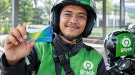 Pengemudi ojek online sedang memperlihatkan kartu BPJS Ketenagakerjaan. (Foto: Ilustrasi)