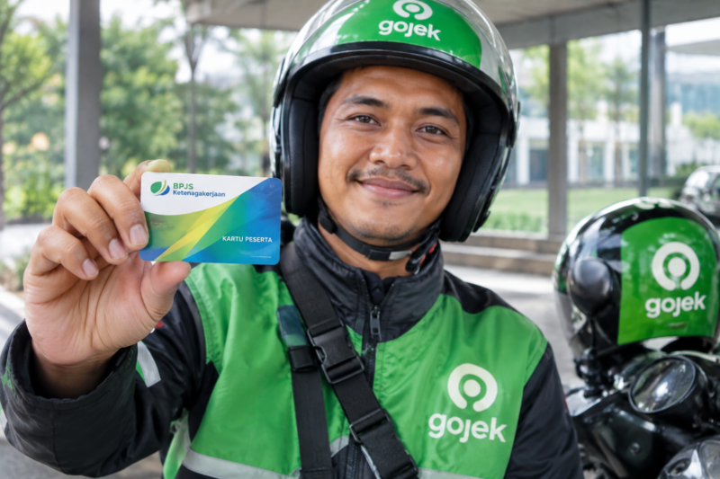 Pengemudi ojek online sedang memperlihatkan kartu BPJS Ketenagakerjaan. (Foto: Ilustrasi)