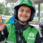 Pengemudi ojek online sedang memperlihatkan kartu BPJS Ketenagakerjaan. (Foto: Ilustrasi)