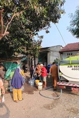 DCKTR Tangsel Gerak Cepat: Ribuan Liter Air Bersih Mengalir ke 160 Keluarga Terdampak Kekeringan di Keranggan