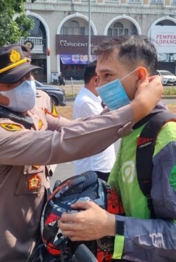 Antisipasi Abu Vulkanik, Polres Tangsel Bagikan 1.000 Masker di Jalan BSD