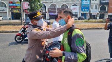 Antisipasi Abu Vulkanik, Polres Tangsel Bagikan 1.000 Masker di Jalan BSD