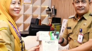 Camat Dadang Bagikan Ratusan Masker Ke Warga Guna Antisipasi Abu Vulkanik di Kelapa Dua