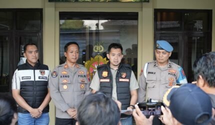 Kasat Reskrim Polres Indramayu AKP Muchammad Arwin Bachar saat memberikan keterangan terkait tersangka penganiyaan di Sindang. (Foto: Masta)