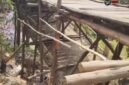 Kondisi penyanggah jembatan kayu yang sangat memprihatinkan. (Foto: Istimewa)