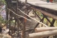 Kondisi penyanggah jembatan kayu yang sangat memprihatinkan. (Foto: Istimewa)