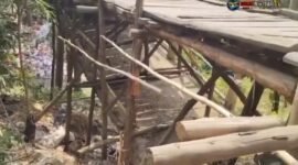 Kondisi penyanggah jembatan kayu yang sangat memprihatinkan. (Foto: Istimewa)