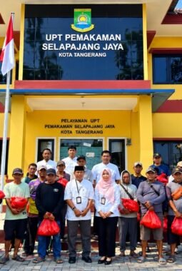 Disperkimtan Tangerang Salurkan Santunan, Perkuat Silaturahmi dengan Masyarakat TPU Selapajang Jaya