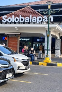 Stasiun Solobalapan Dibanjiri Puluhan Ribu Jamaah Haul Habib Ali Alhabsyi Ke-115